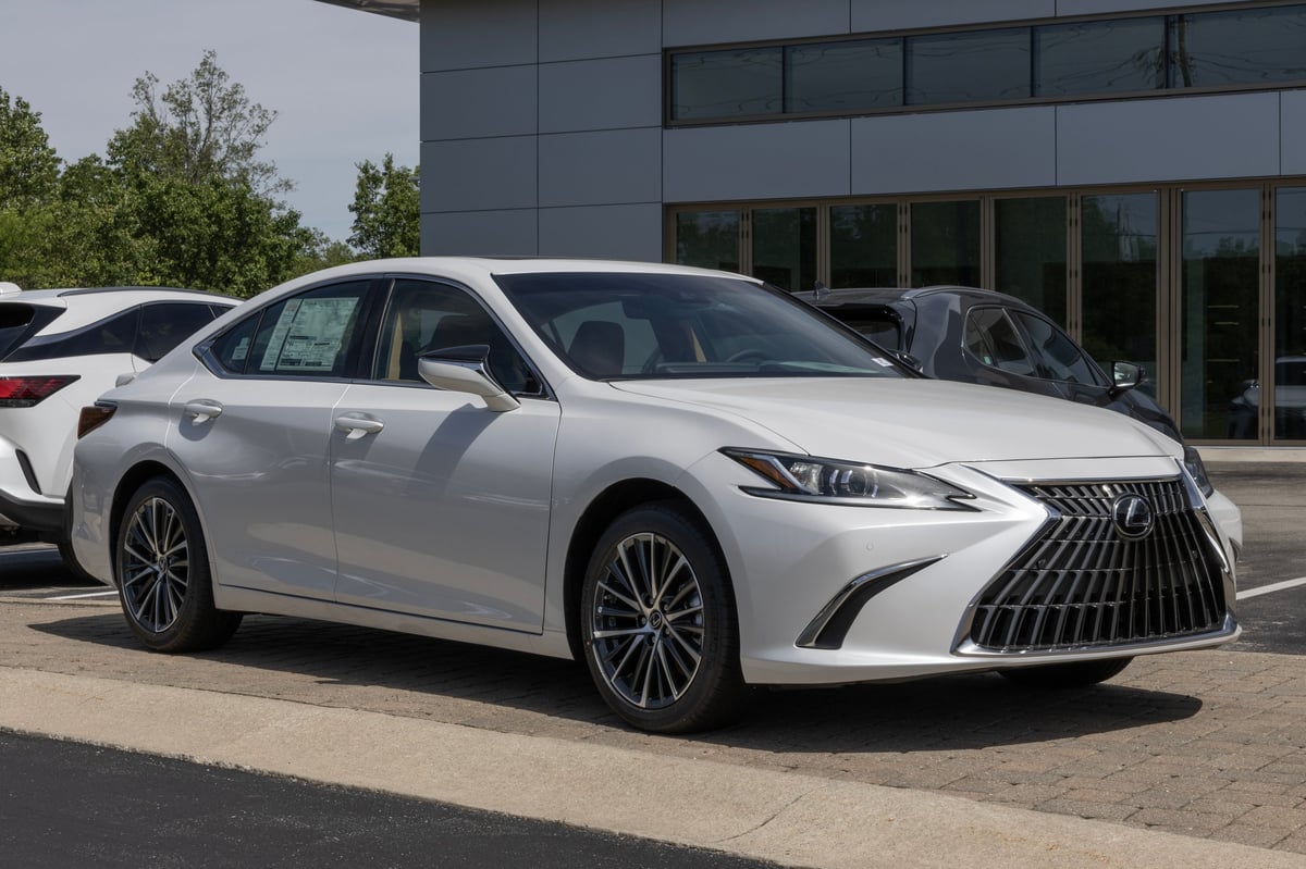 2026 Lexus ES 350 luxury sedan front view